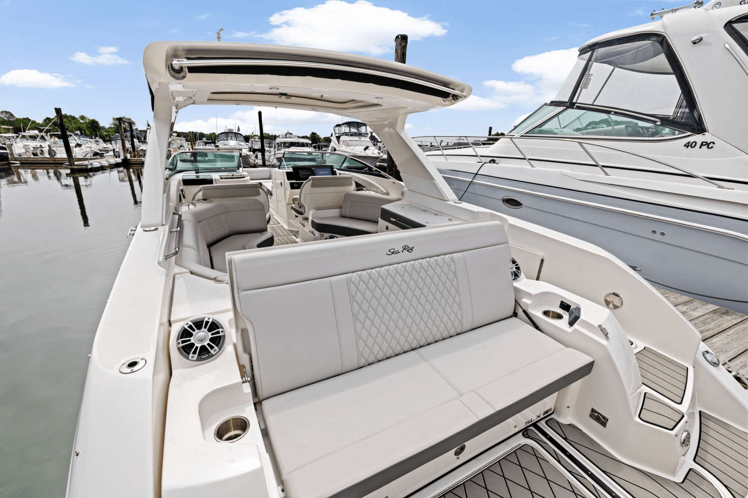 Slide: The Image of Sea Ray SLX 350 Outboard 2025 - 10