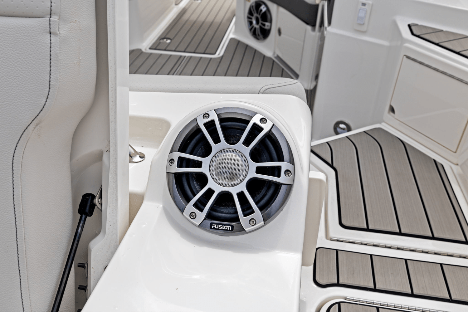 Slide: The Image of Sea Ray SLX 350 Outboard 2025 - 11