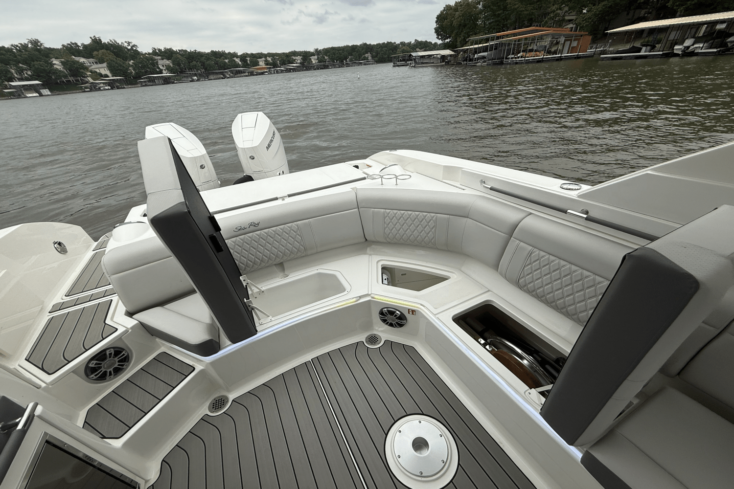Slide: The Image of Sea Ray SLX 350 Outboard 2025 - 11