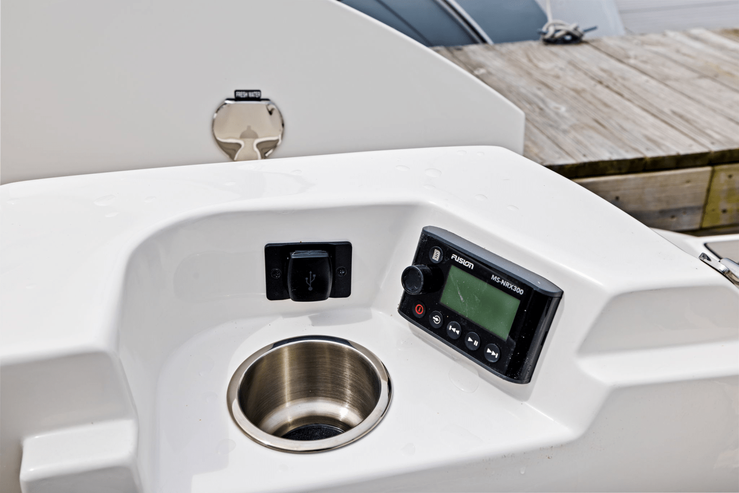 Slide: The Image of Sea Ray SLX 350 Outboard 2025 - 12