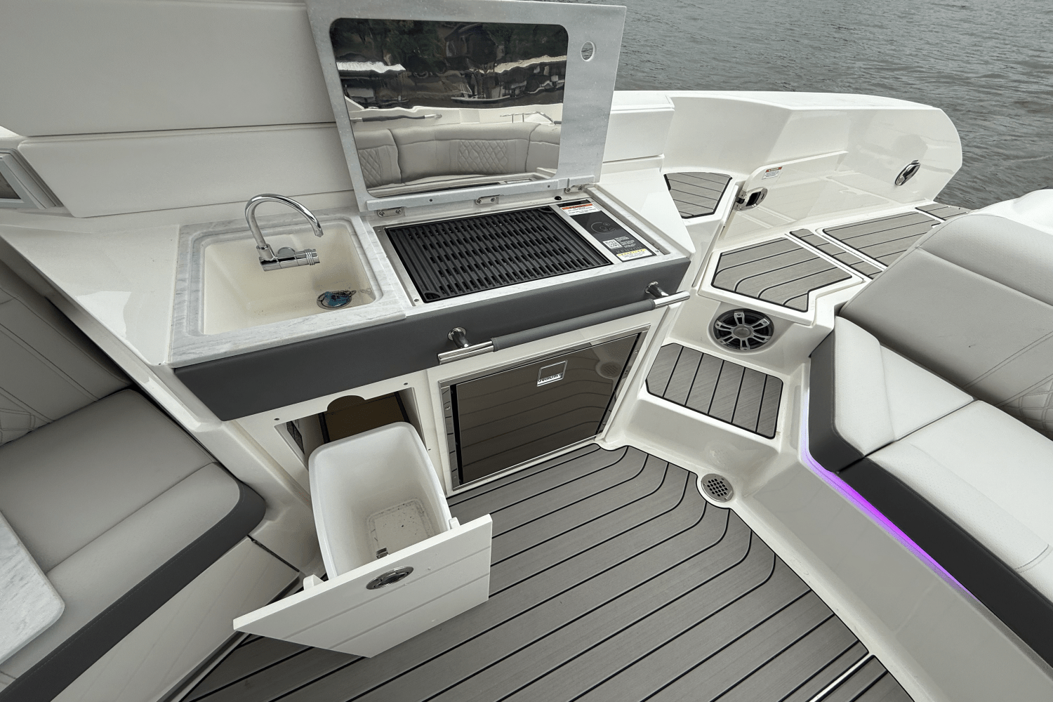 Slide: The Image of Sea Ray SLX 350 Outboard 2025 - 13