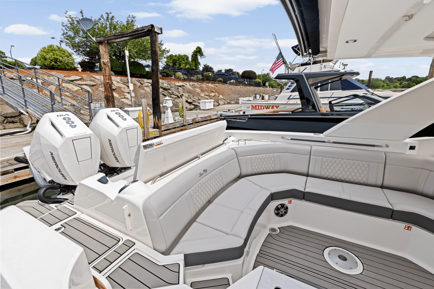 Slide: The Image of Sea Ray SLX 350 Outboard 2025 - 13