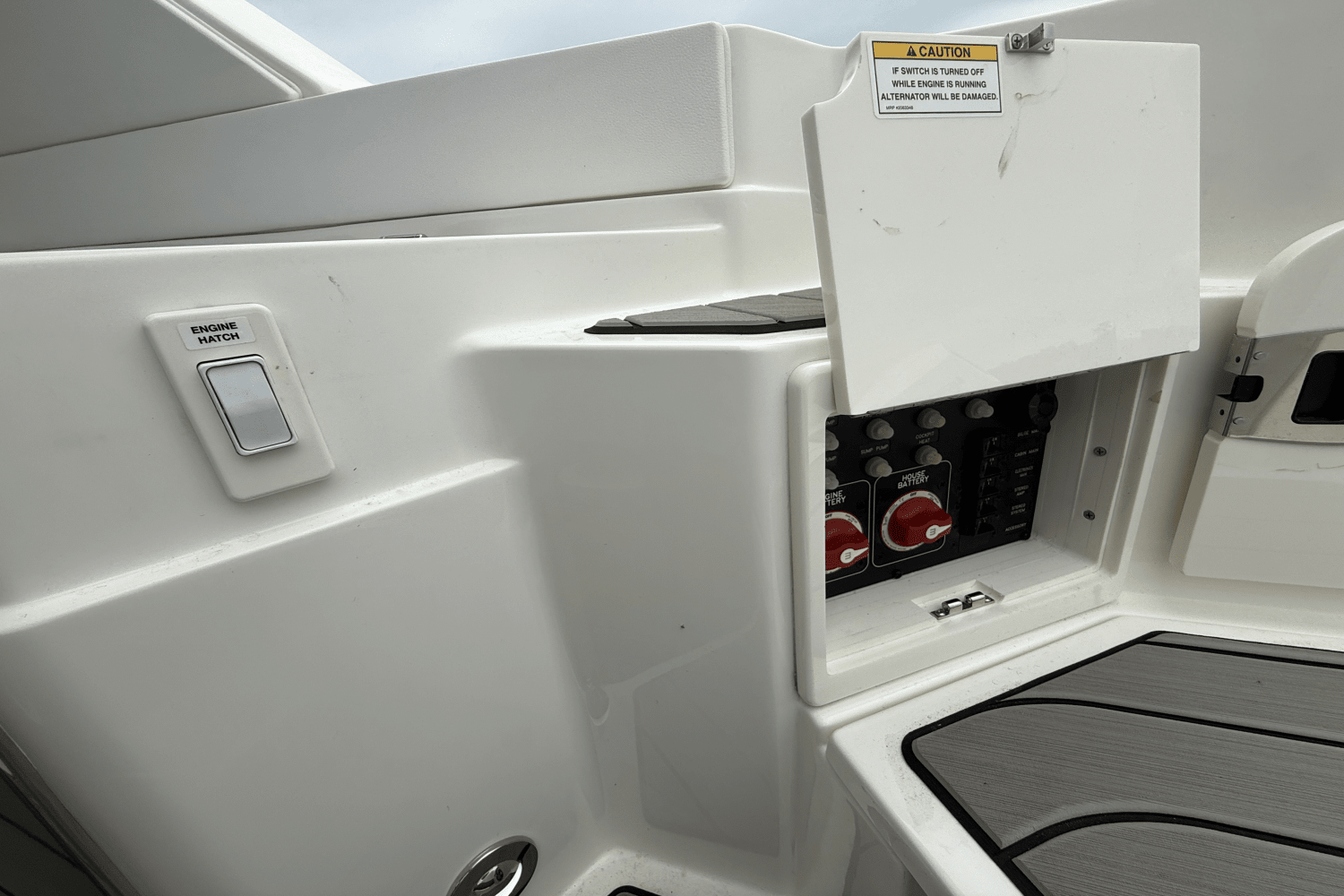 Slide: The Image of Sea Ray SLX 350 Outboard 2025 - 14