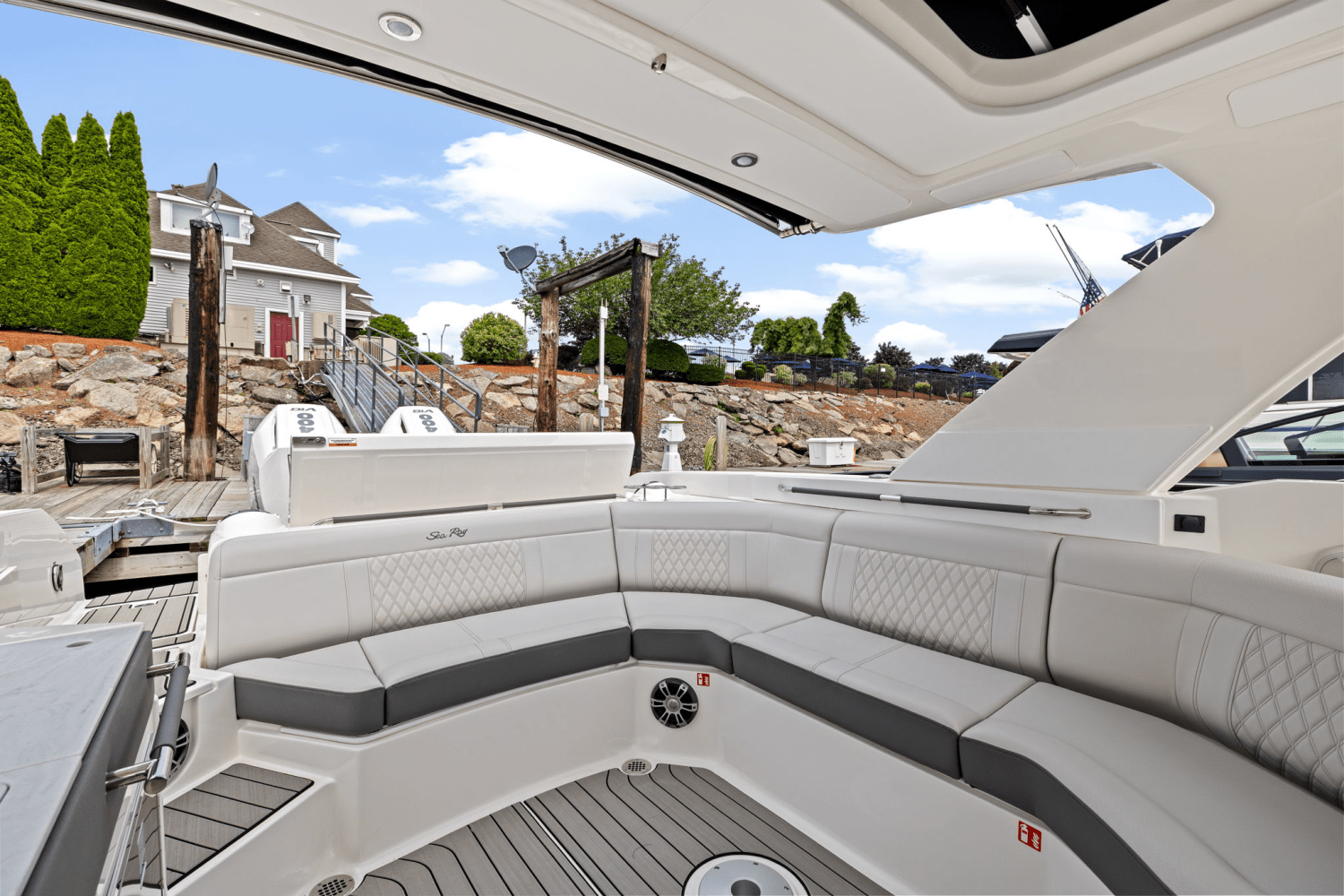 Slide: The Image of Sea Ray SLX 350 Outboard 2025 - 14