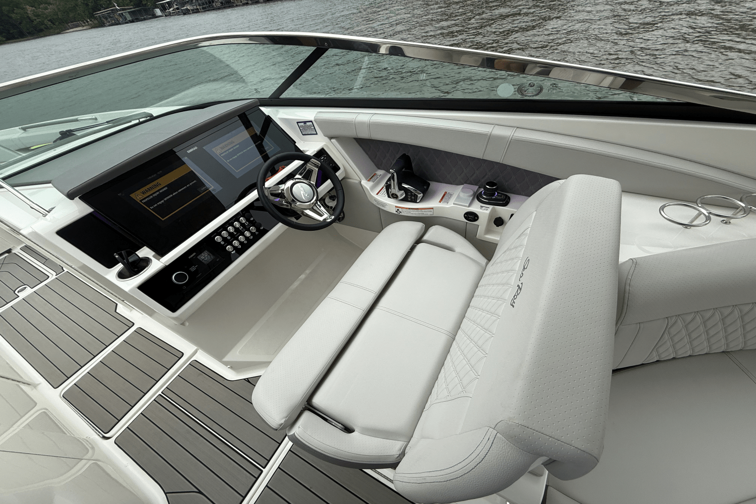 Slide: The Image of Sea Ray SLX 350 Outboard 2025 - 15