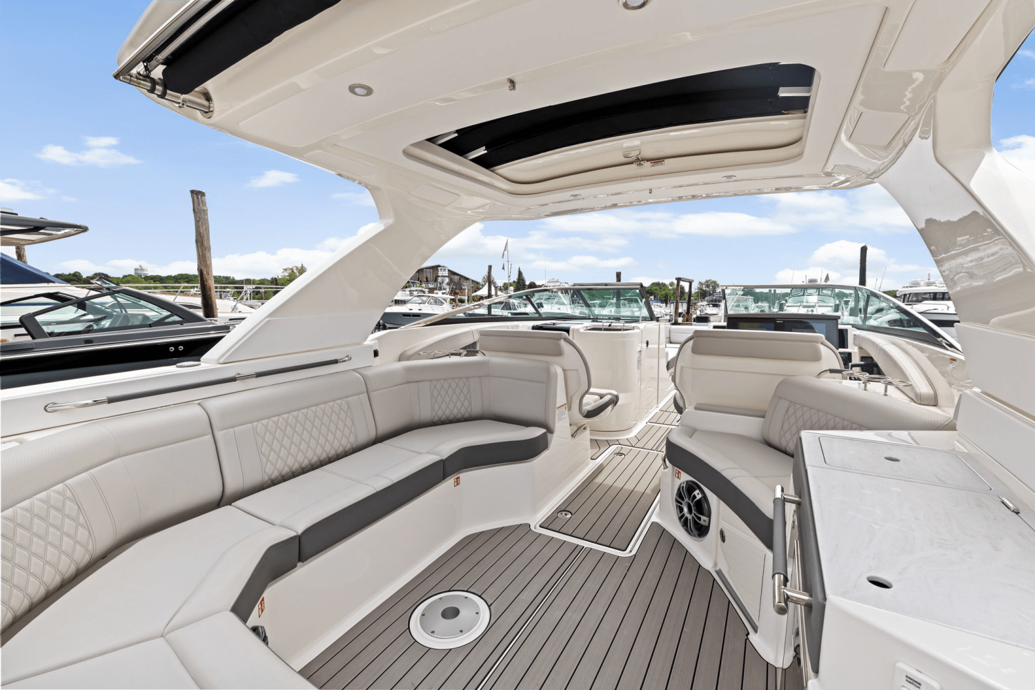 Slide: The Image of Sea Ray SLX 350 Outboard 2025 - 15