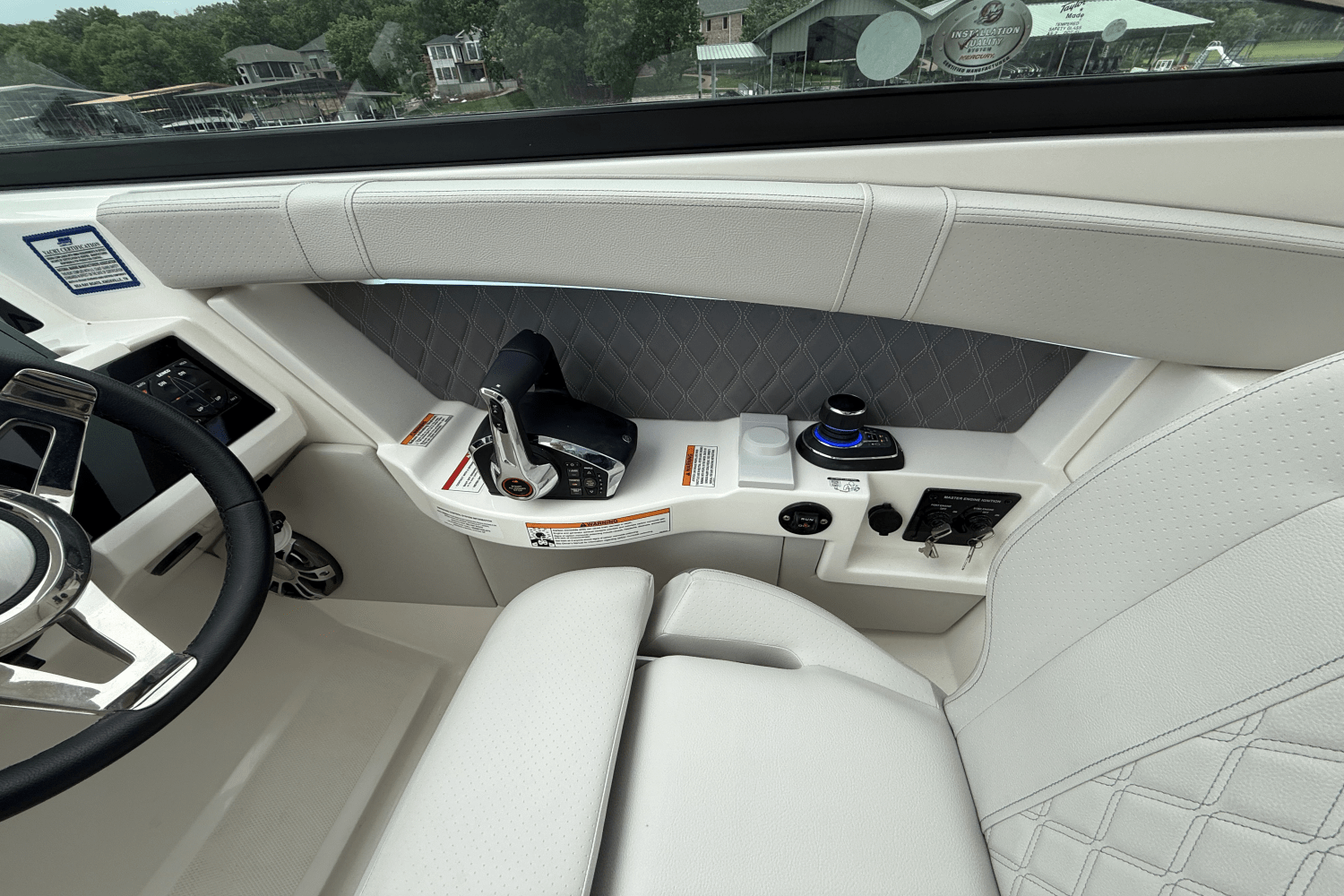Slide: The Image of Sea Ray SLX 350 Outboard 2025 - 16