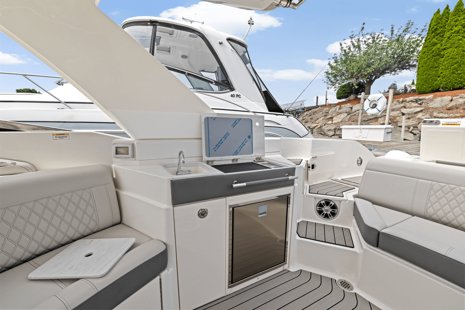 Slide: The Image of Sea Ray SLX 350 Outboard 2025 - 16