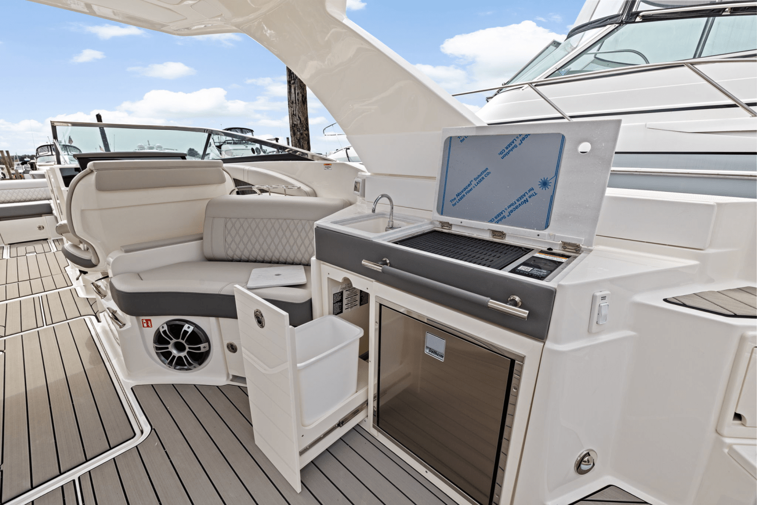 Slide: The Image of Sea Ray SLX 350 Outboard 2025 - 17