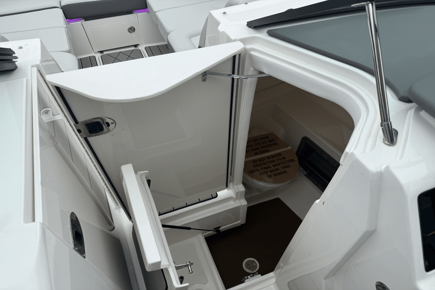 Slide: The Image of Sea Ray SLX 350 Outboard 2025 - 17