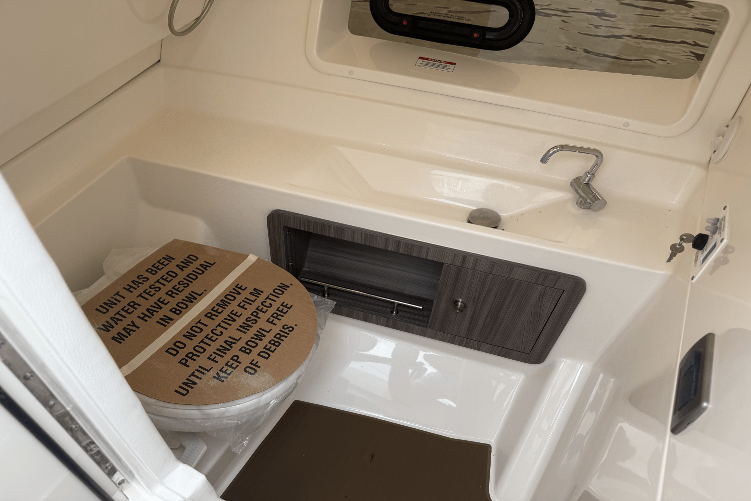 Slide: The Image of Sea Ray SLX 350 Outboard 2025 - 18