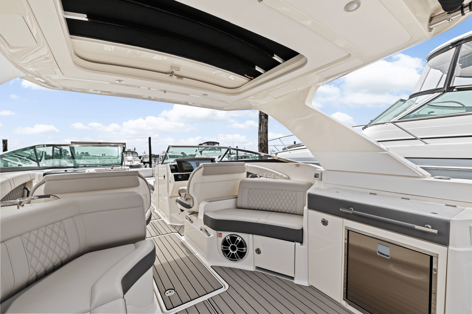 Slide: The Image of Sea Ray SLX 350 Outboard 2025 - 18