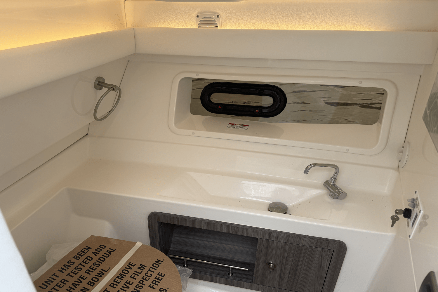 Slide: The Image of Sea Ray SLX 350 Outboard 2025 - 19