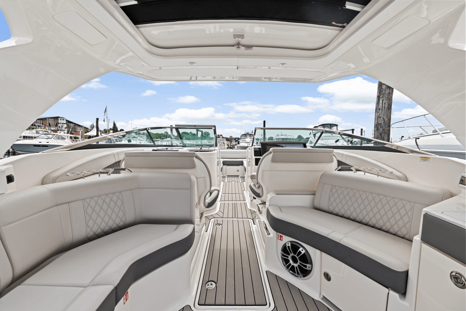 Slide: The Image of Sea Ray SLX 350 Outboard 2025 - 19