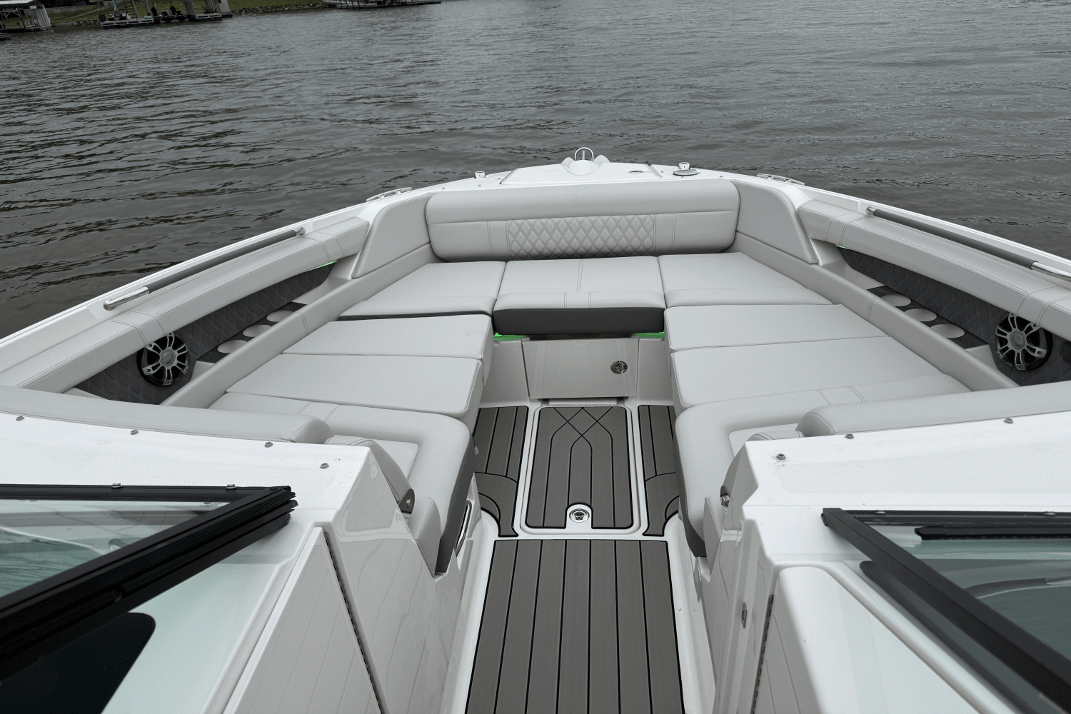 Slide: The Image of Sea Ray SLX 350 Outboard 2025 - 20