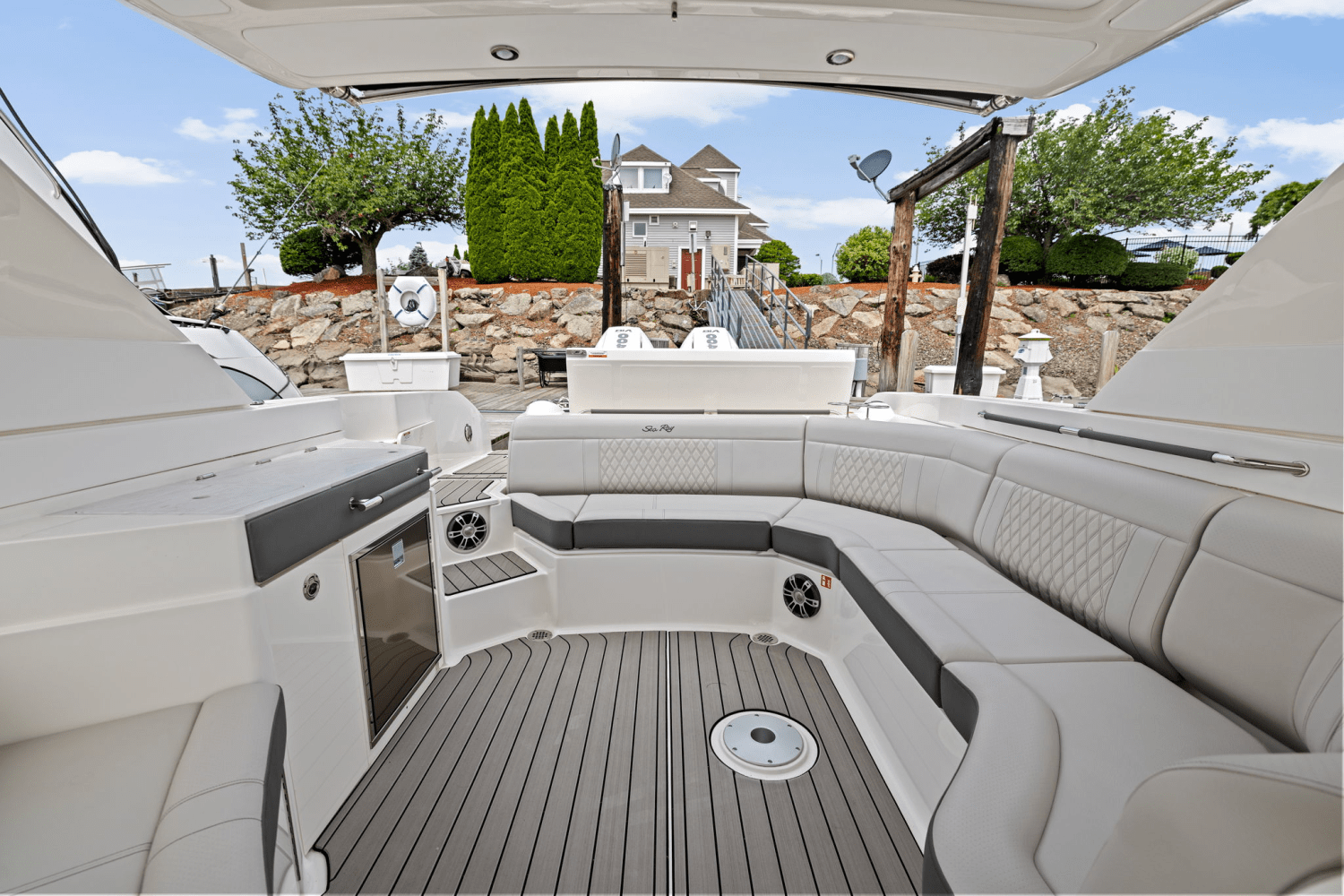 Slide: The Image of Sea Ray SLX 350 Outboard 2025 - 20