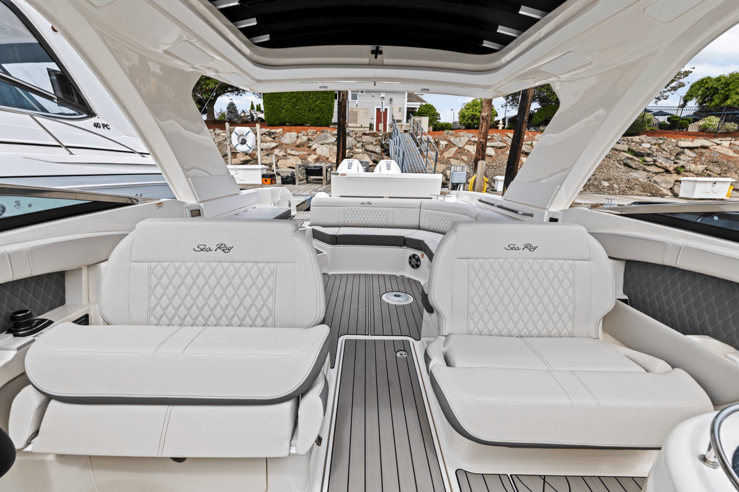 Slide: The Image of Sea Ray SLX 350 Outboard 2025 - 21