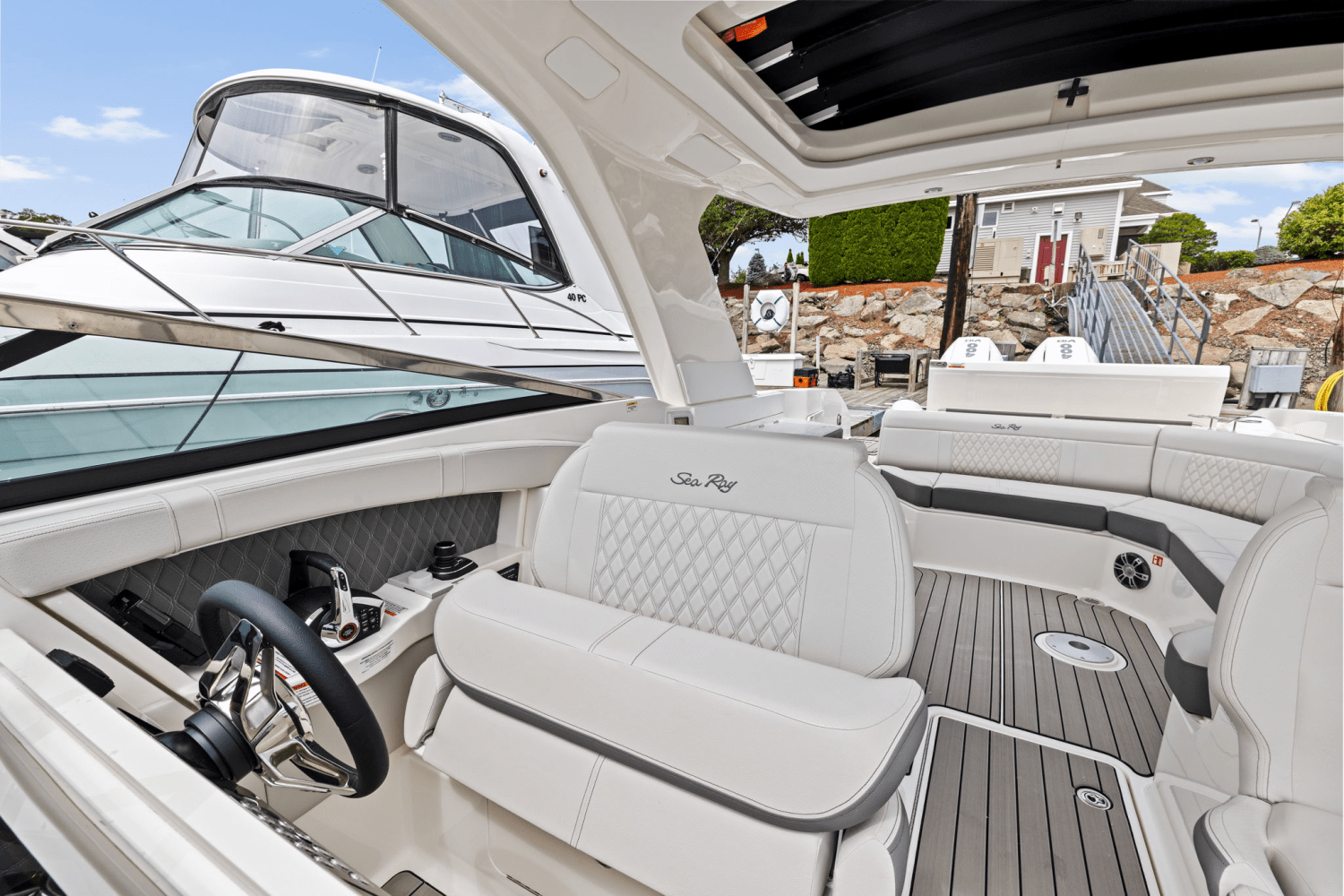 Slide: The Image of Sea Ray SLX 350 Outboard 2025 - 22