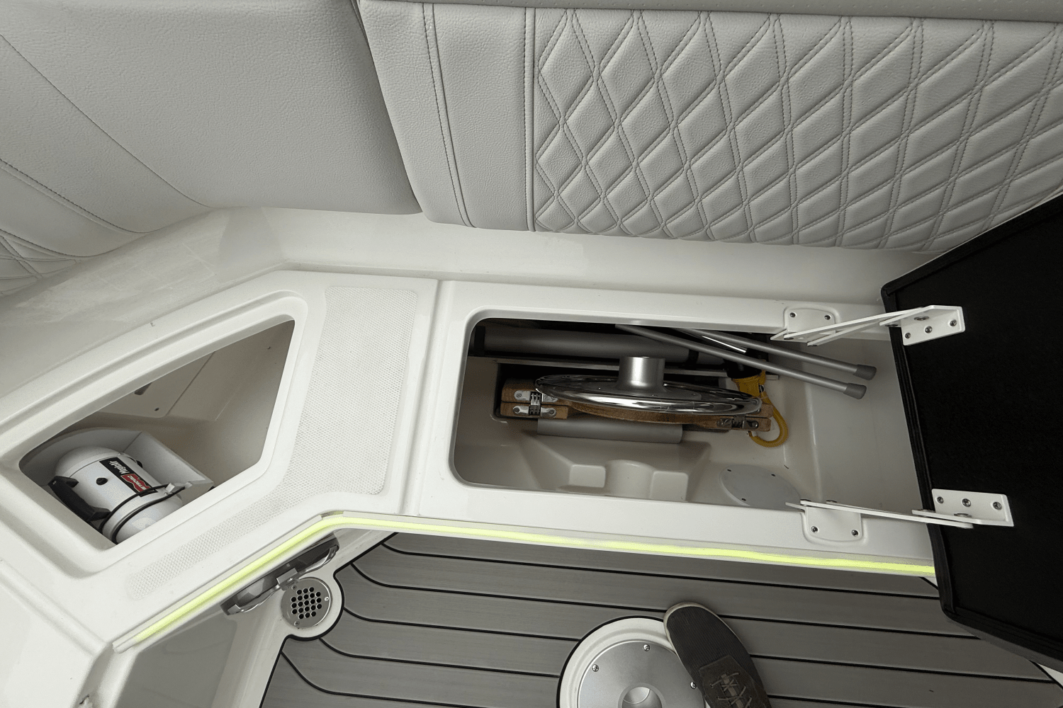 Slide: The Image of Sea Ray SLX 350 Outboard 2025 - 22