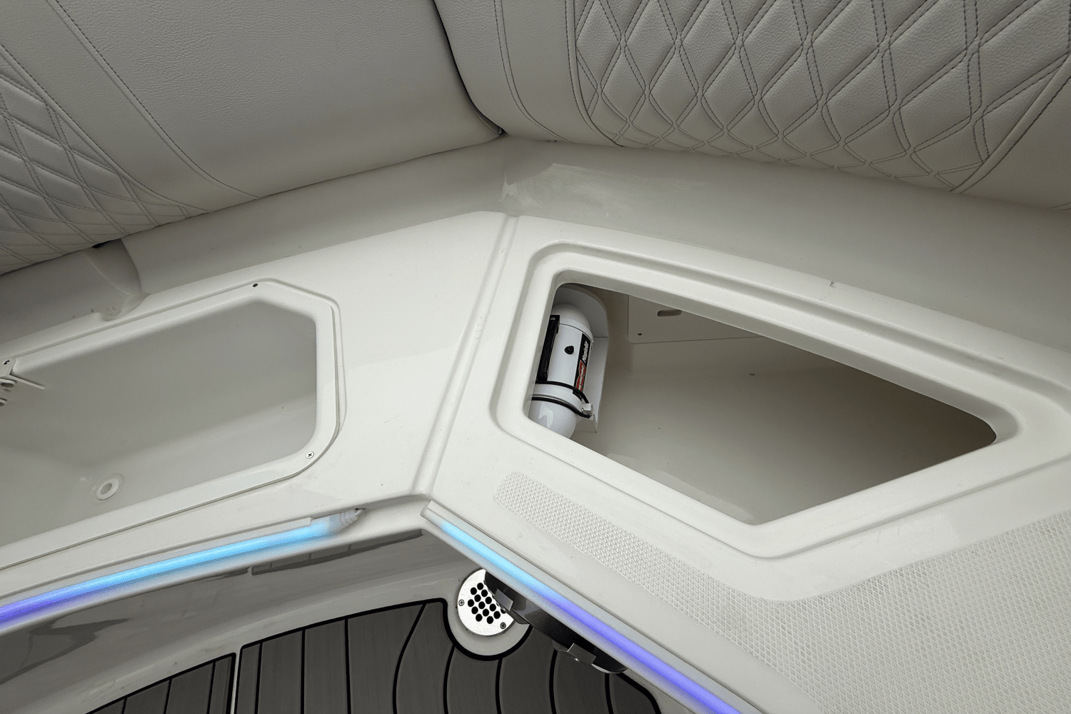 Slide: The Image of Sea Ray SLX 350 Outboard 2025 - 23