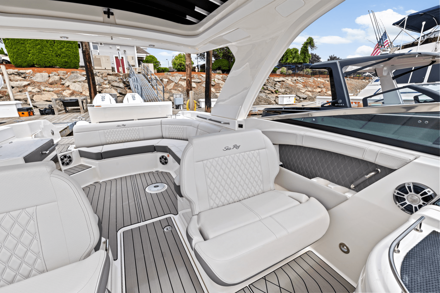 Slide: The Image of Sea Ray SLX 350 Outboard 2025 - 23