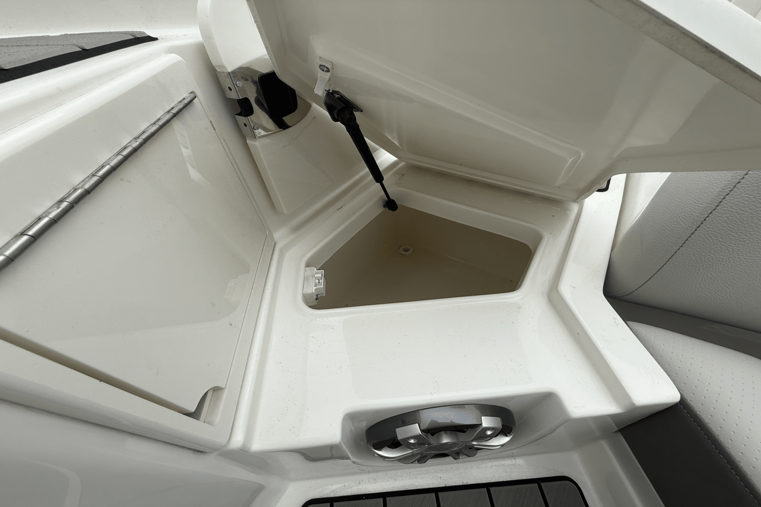 Slide: The Image of Sea Ray SLX 350 Outboard 2025 - 24