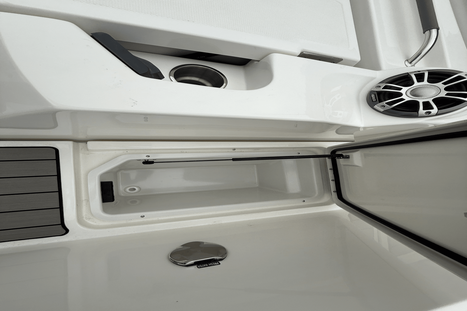 Slide: The Image of Sea Ray SLX 350 Outboard 2025 - 25