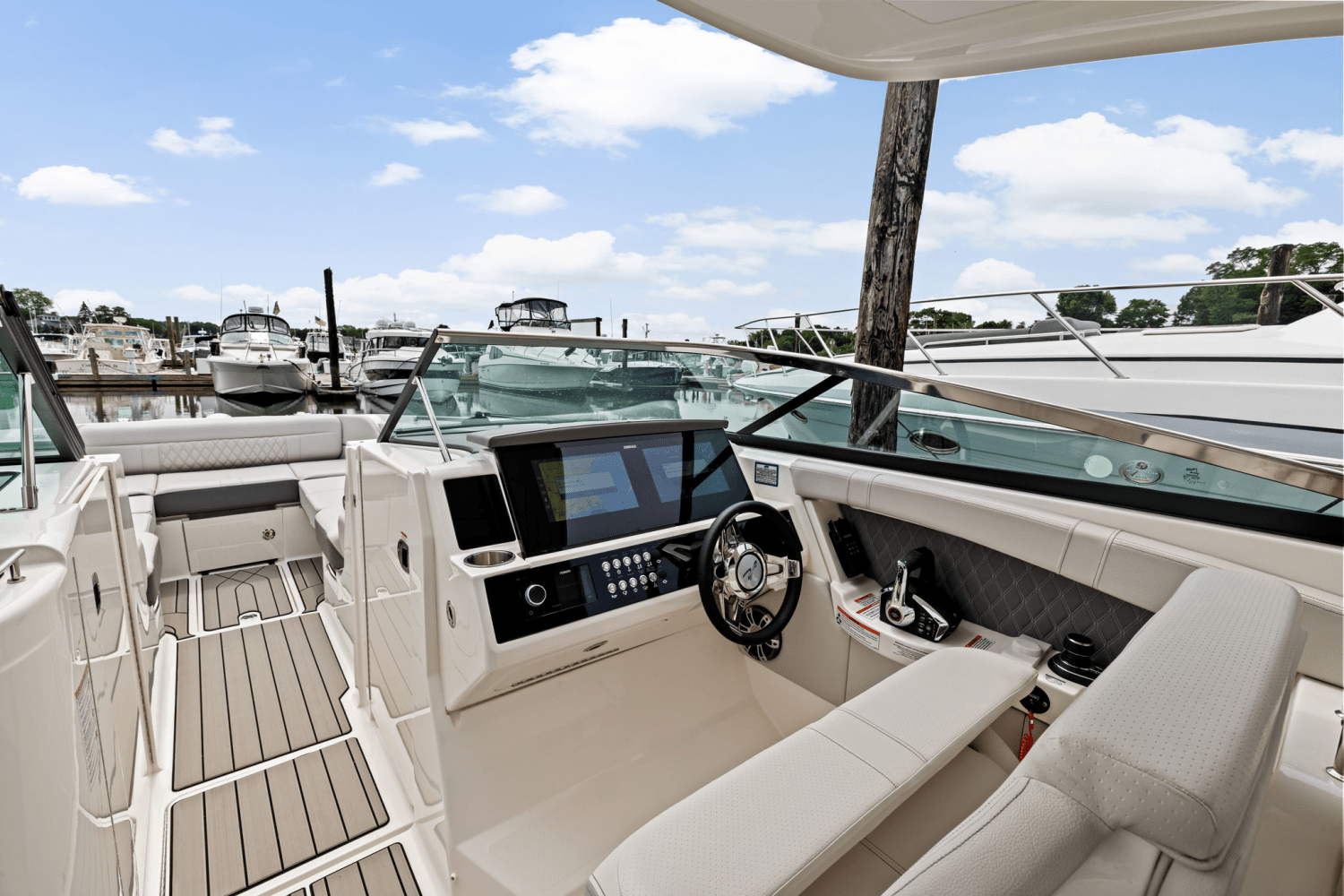 Slide: The Image of Sea Ray SLX 350 Outboard 2025 - 25