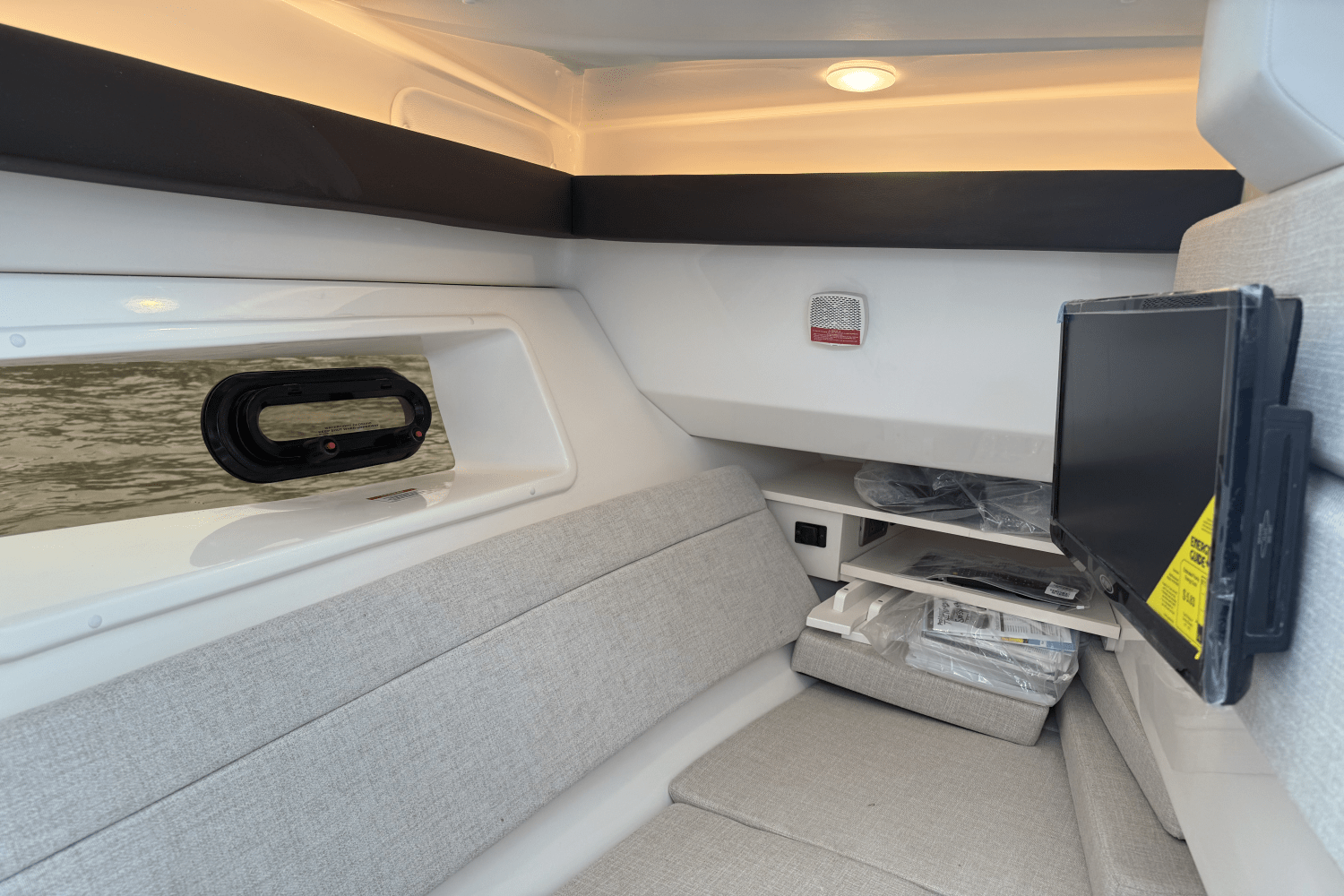 Slide: The Image of Sea Ray SLX 350 Outboard 2025 - 26