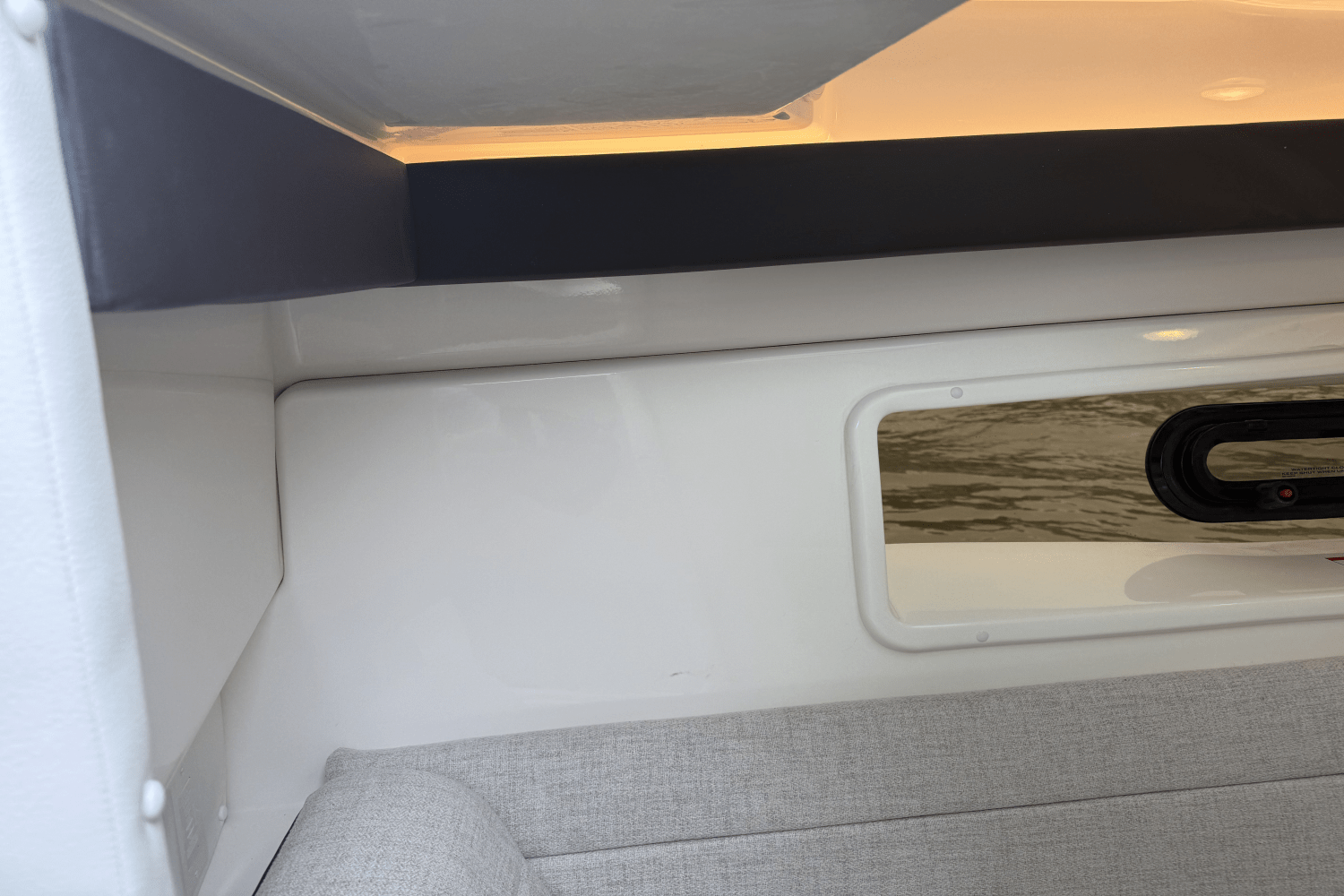 Slide: The Image of Sea Ray SLX 350 Outboard 2025 - 27