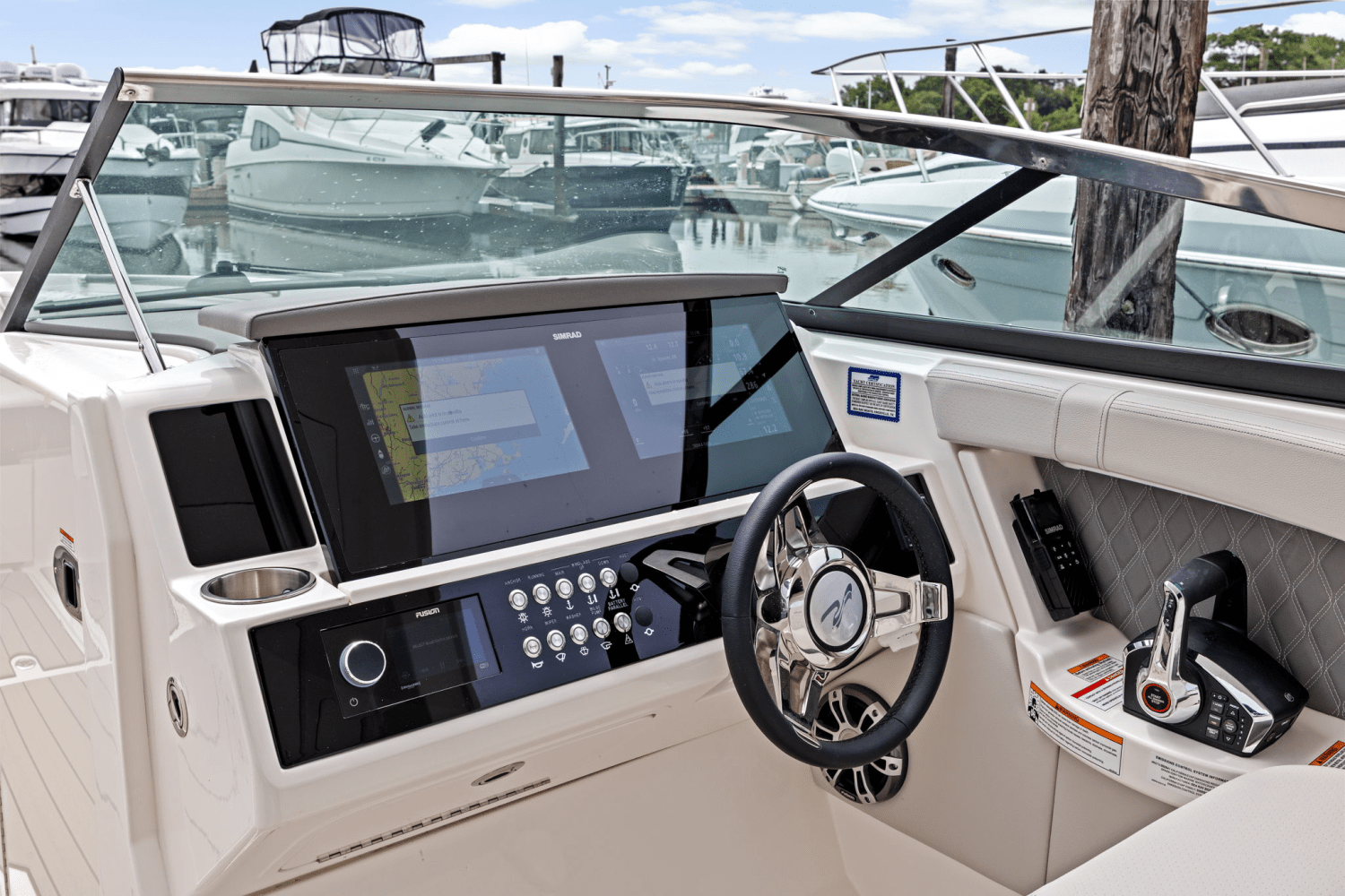 Slide: The Image of Sea Ray SLX 350 Outboard 2025 - 28