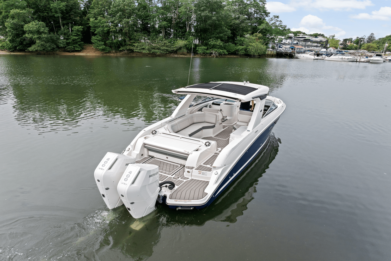 Slide: The Image of Sea Ray SLX 350 Outboard 2025 - 3