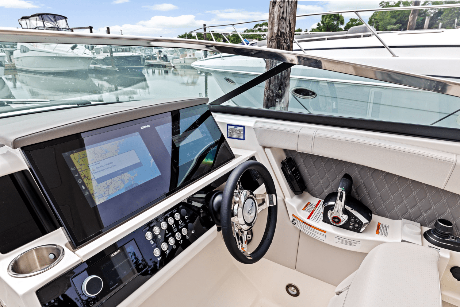 Slide: The Image of Sea Ray SLX 350 Outboard 2025 - 30