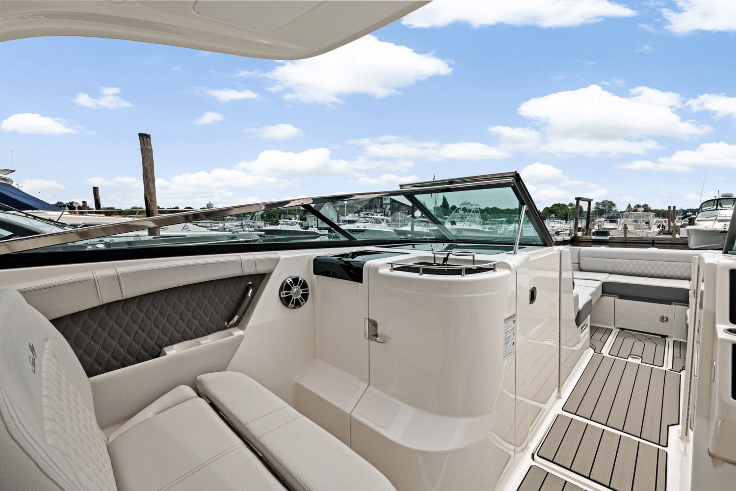 Slide: The Image of Sea Ray SLX 350 Outboard 2025 - 32