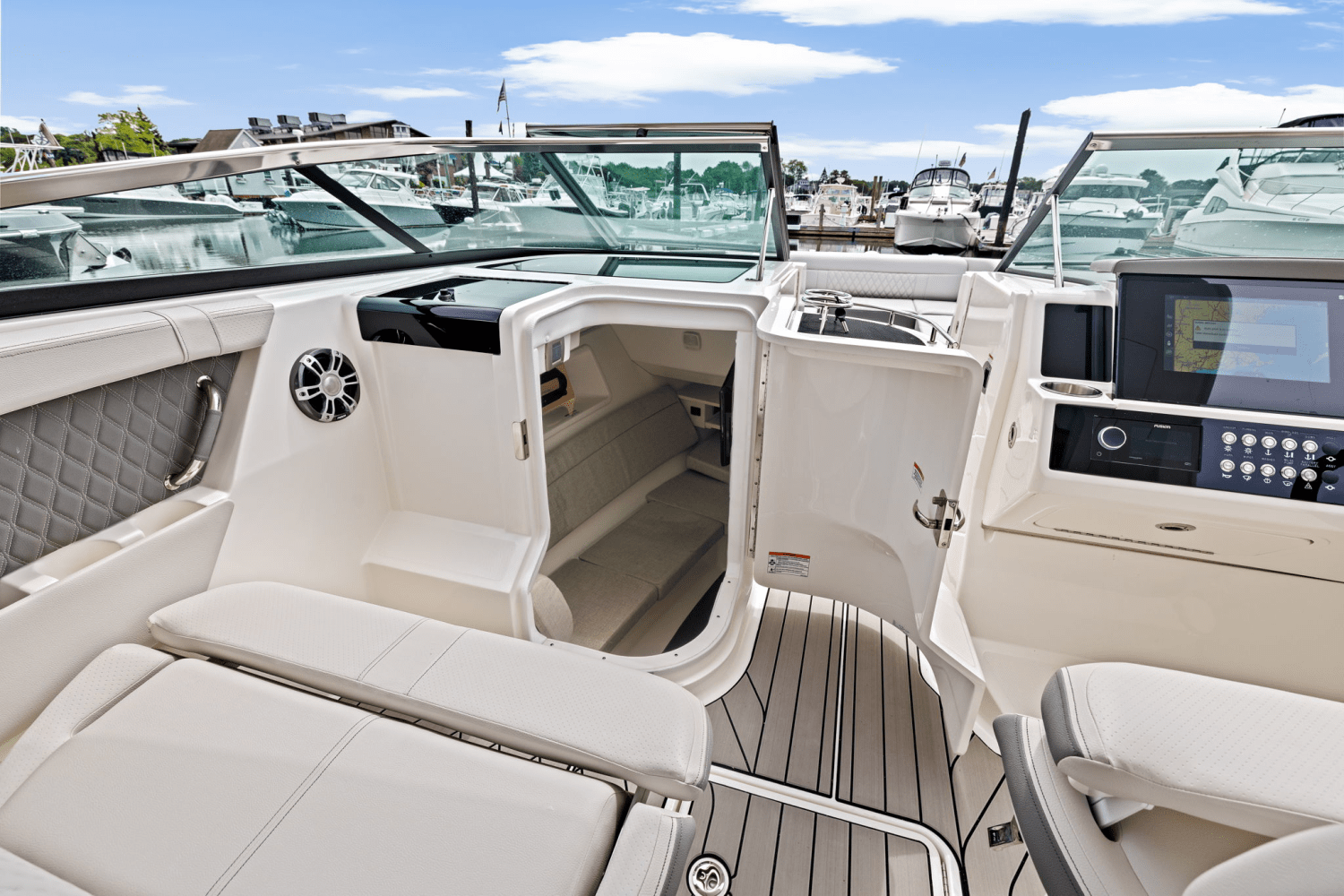 Slide: The Image of Sea Ray SLX 350 Outboard 2025 - 33