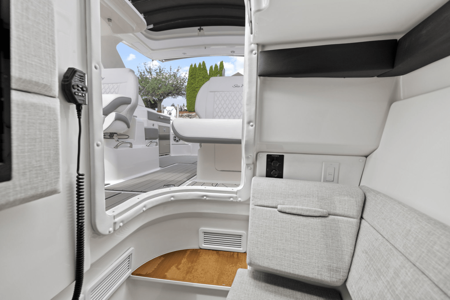 Slide: The Image of Sea Ray SLX 350 Outboard 2025 - 34