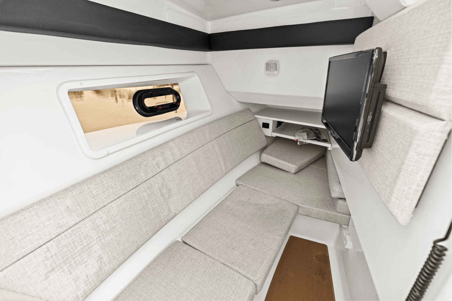 Slide: The Image of Sea Ray SLX 350 Outboard 2025 - 35