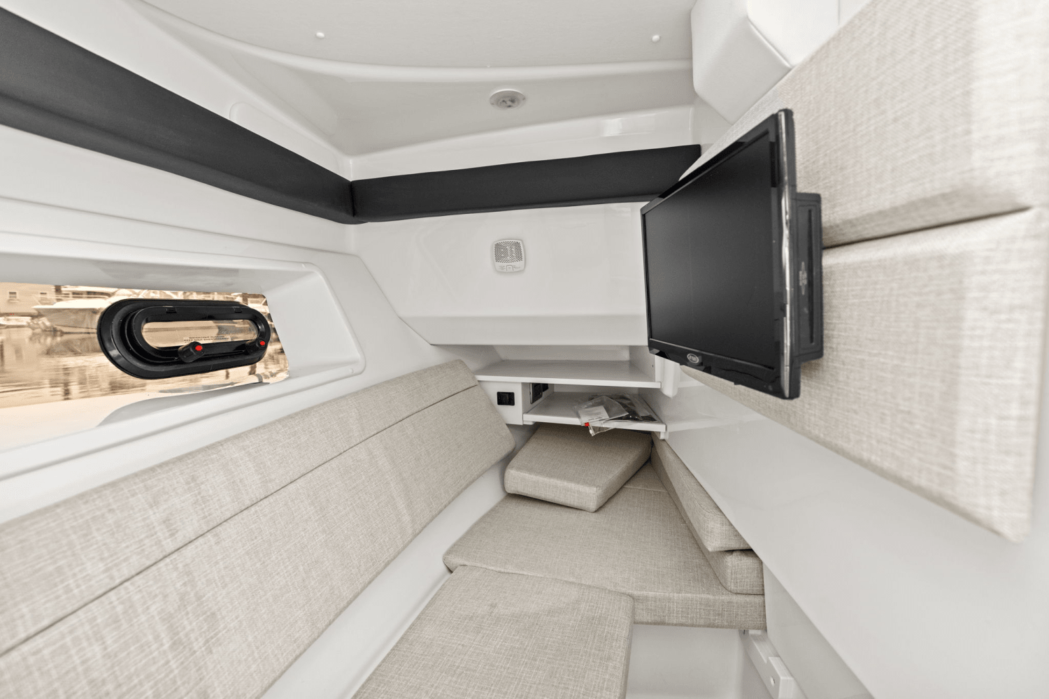 Slide: The Image of Sea Ray SLX 350 Outboard 2025 - 36