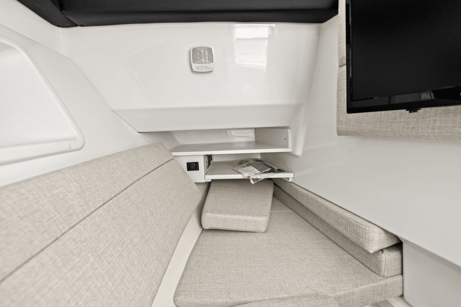 Slide: The Image of Sea Ray SLX 350 Outboard 2025 - 37