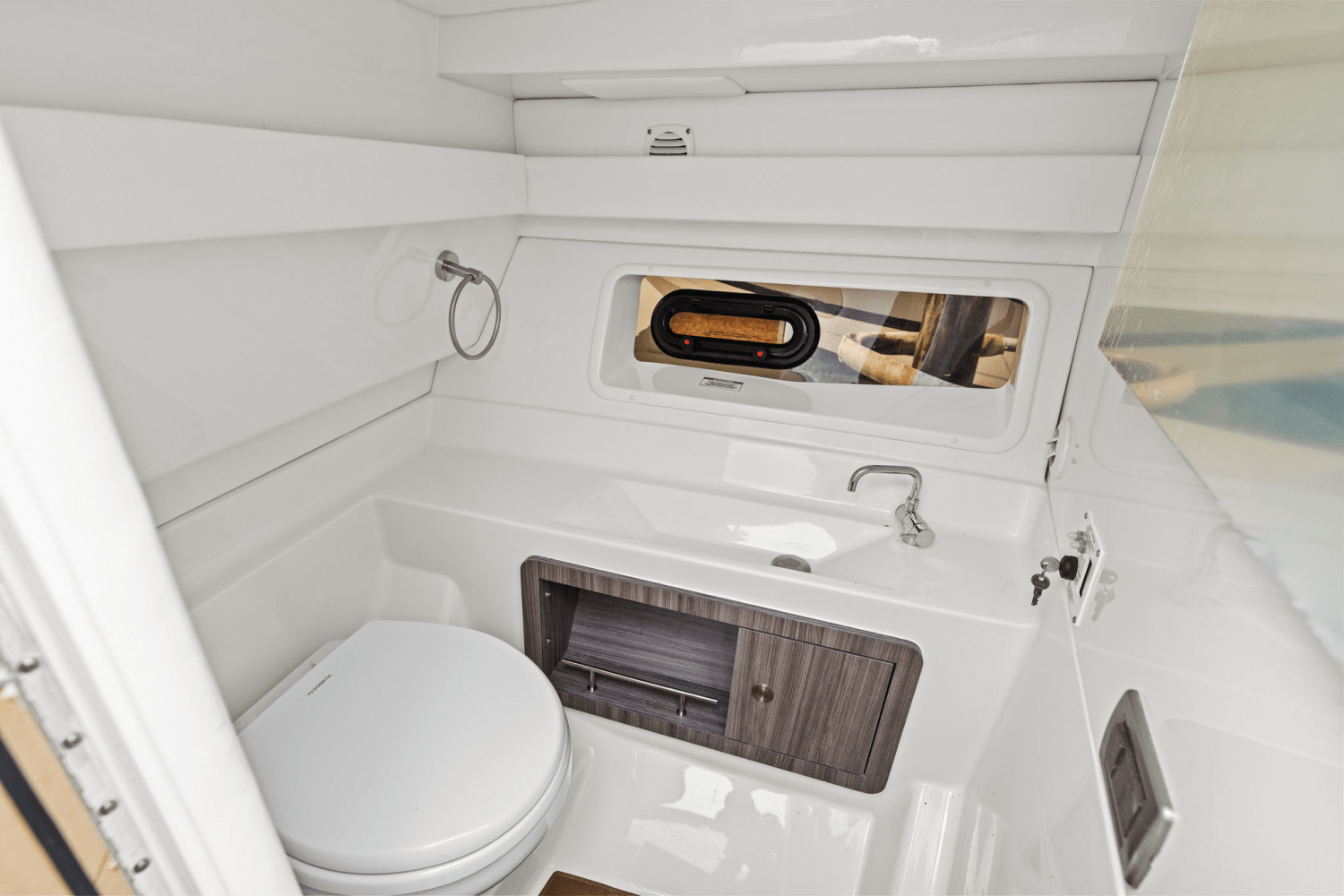 Slide: The Image of Sea Ray SLX 350 Outboard 2025 - 38