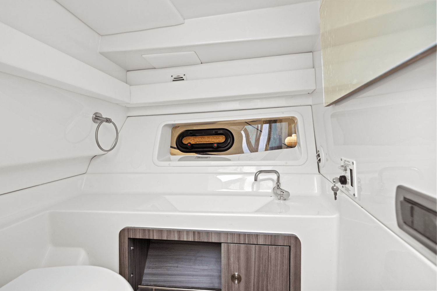 Slide: The Image of Sea Ray SLX 350 Outboard 2025 - 39