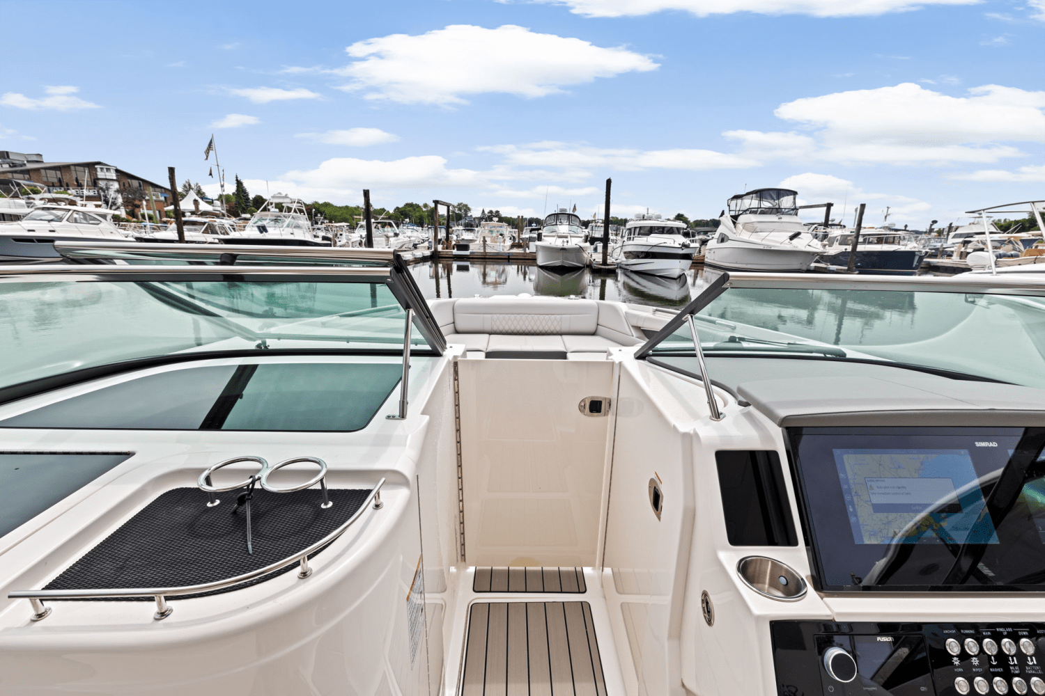 Slide: The Image of Sea Ray SLX 350 Outboard 2025 - 40