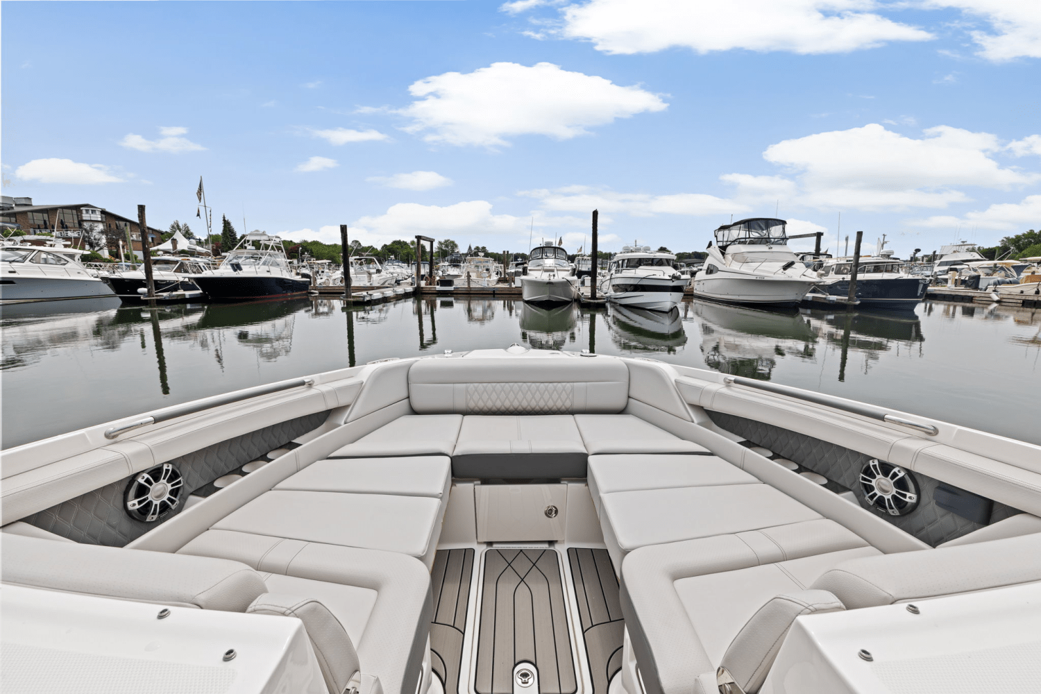 Slide: The Image of Sea Ray SLX 350 Outboard 2025 - 41