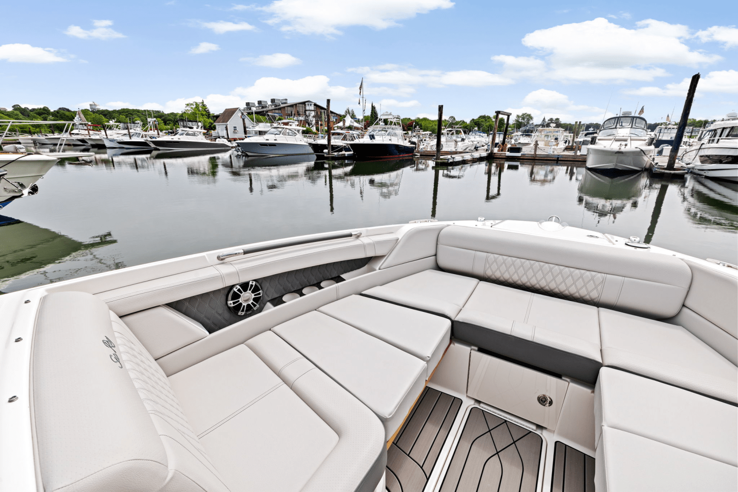 Slide: The Image of Sea Ray SLX 350 Outboard 2025 - 42