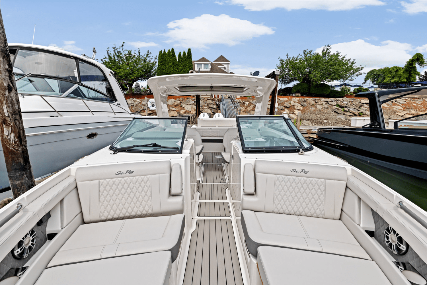 Slide: The Image of Sea Ray SLX 350 Outboard 2025 - 43