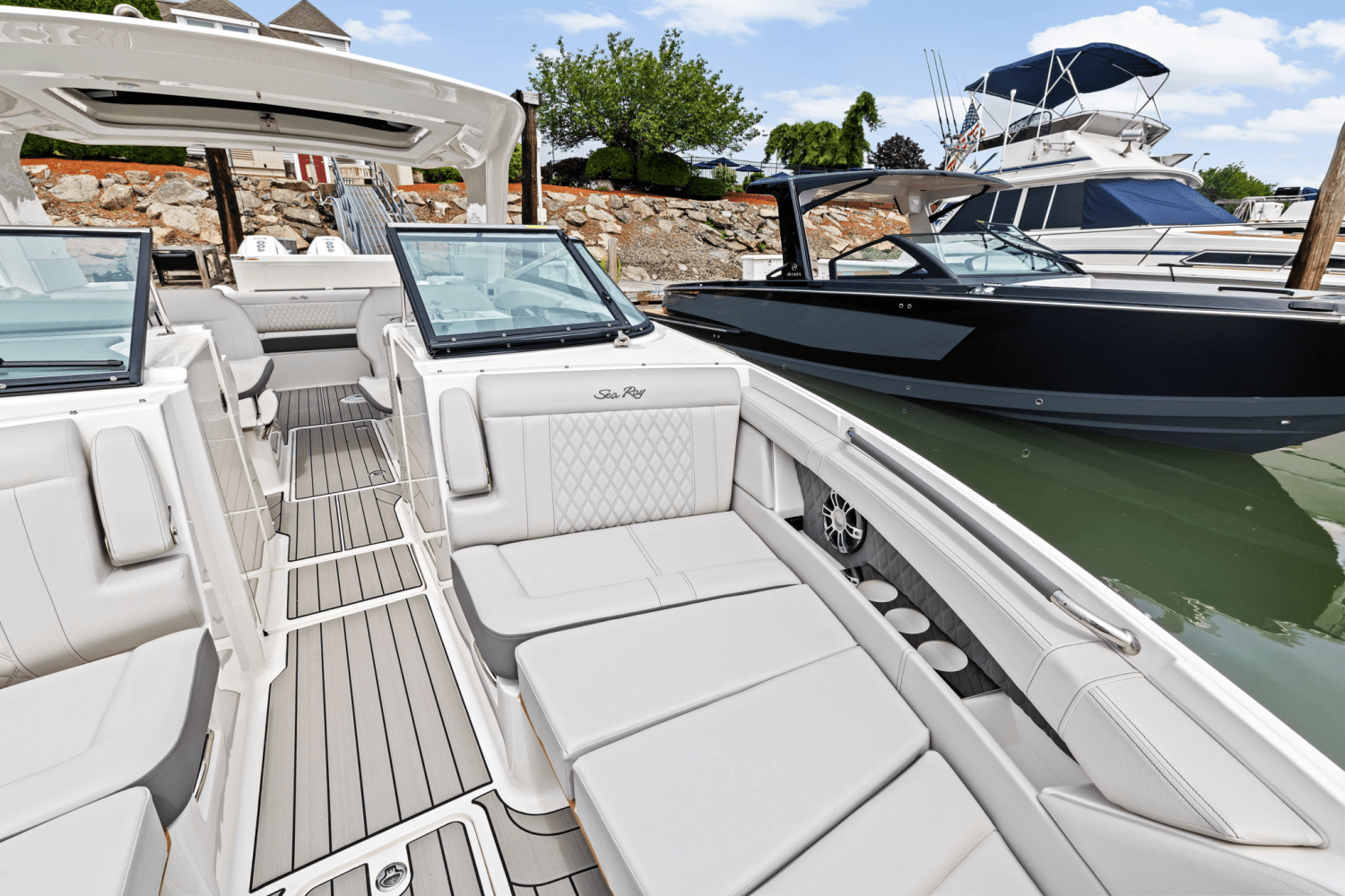 Slide: The Image of Sea Ray SLX 350 Outboard 2025 - 44