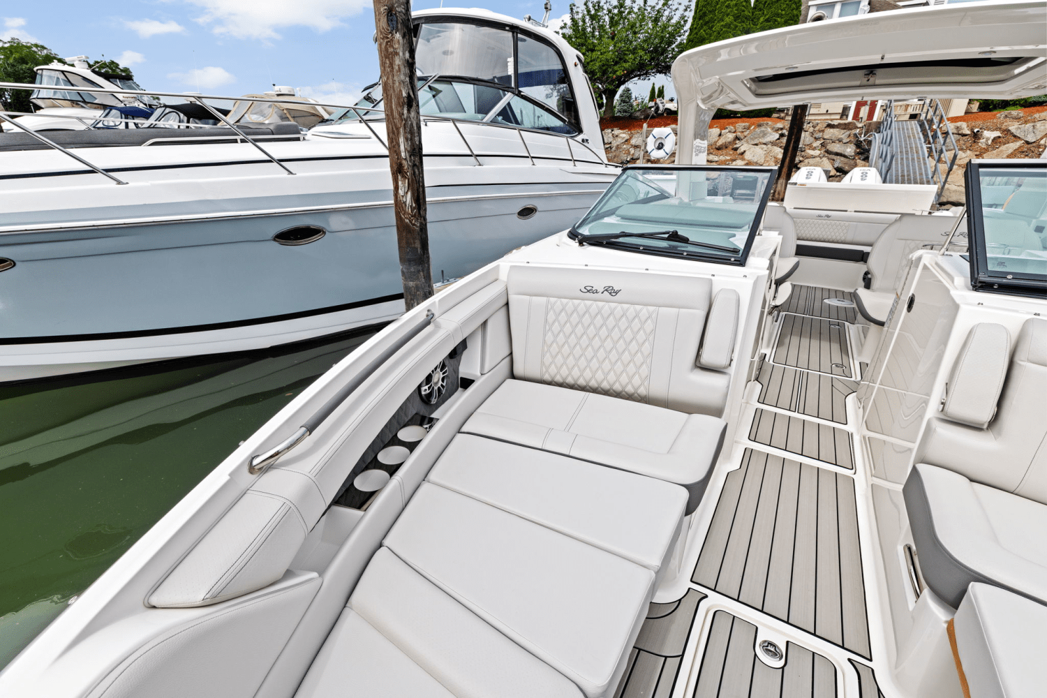 Slide: The Image of Sea Ray SLX 350 Outboard 2025 - 45
