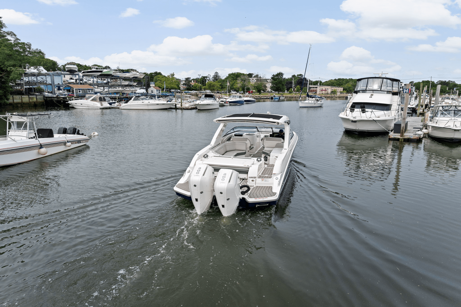 Slide: The Image of Sea Ray SLX 350 Outboard 2025 - 47