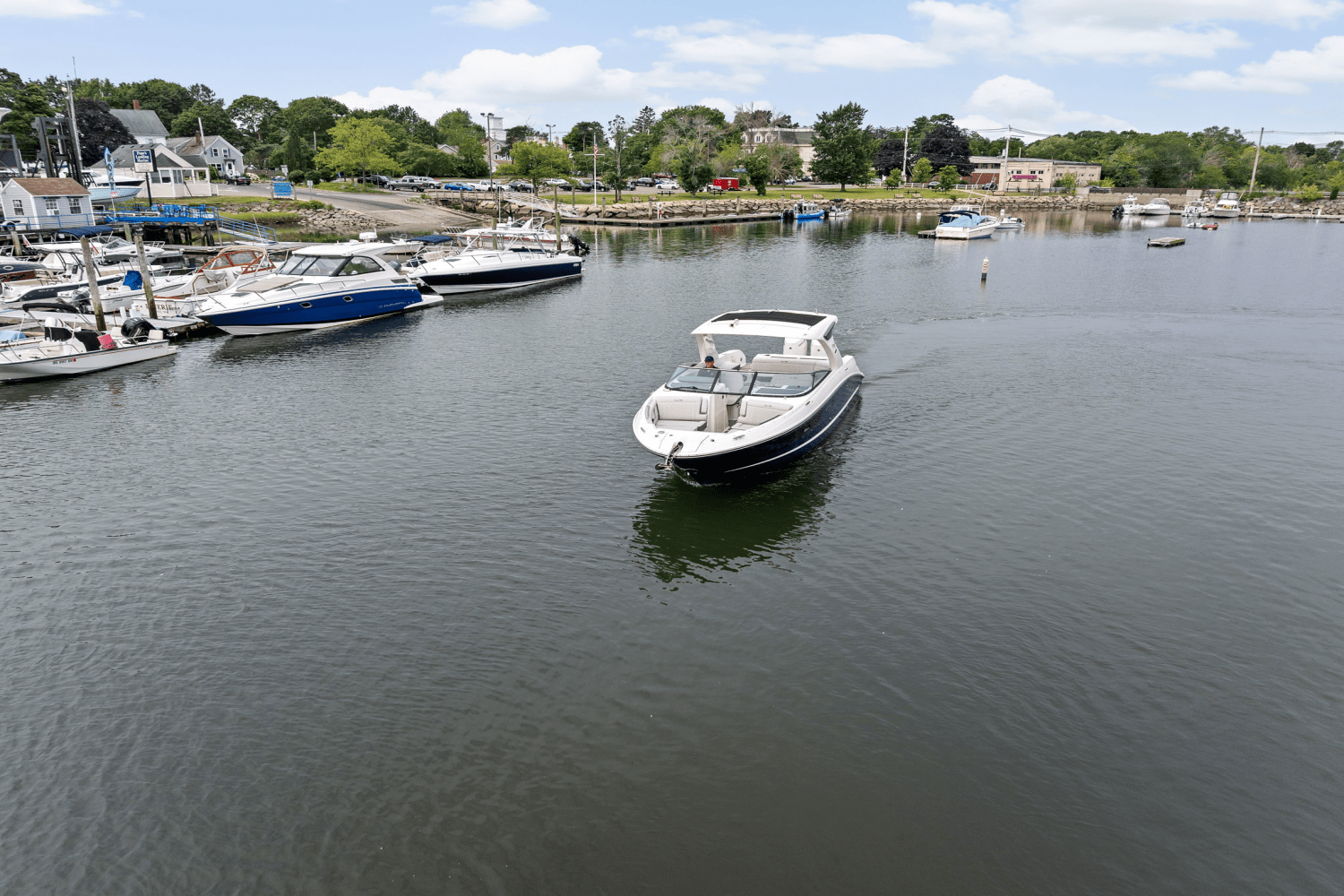 Slide: The Image of Sea Ray SLX 350 Outboard 2025 - 50