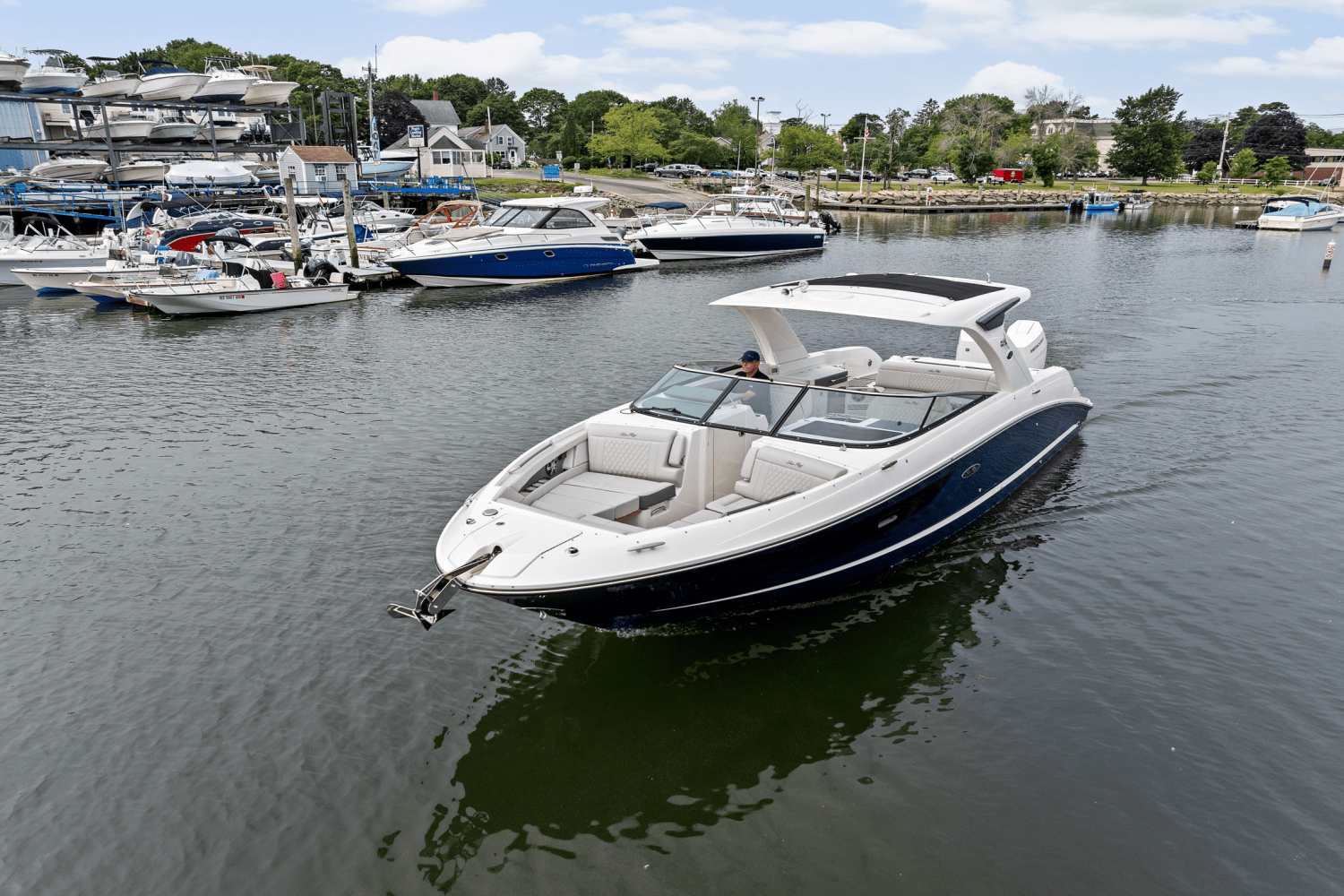 Slide: The Image of Sea Ray SLX 350 Outboard 2025 - 51